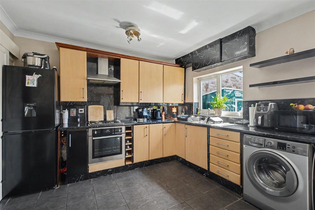 Property photo 3 of 18 Dining Kitchen