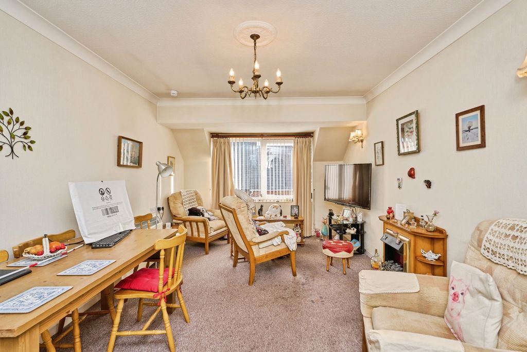 Property photo 3 of 9 Lounge