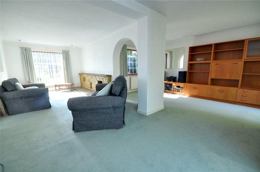 Property photo 2 of 32 Lounge