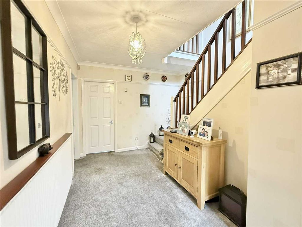 Property photo 3 of 33 Entrance Hall