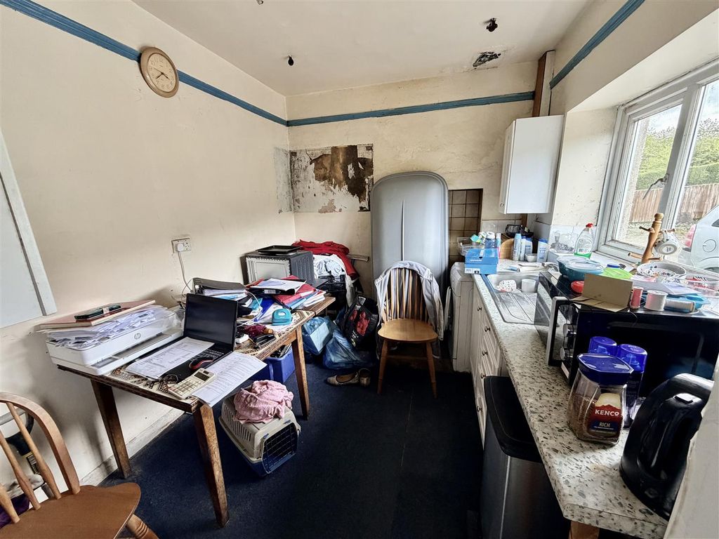 Property photo 3 of 11 Kitchen