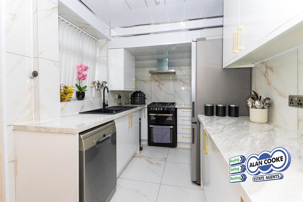 Property photo 2 of 12 Fitted Kitchen