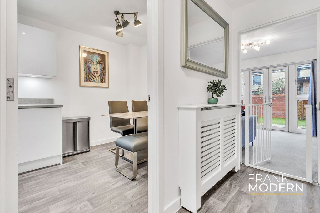 Property photo 2 of 41 Entrance Hall