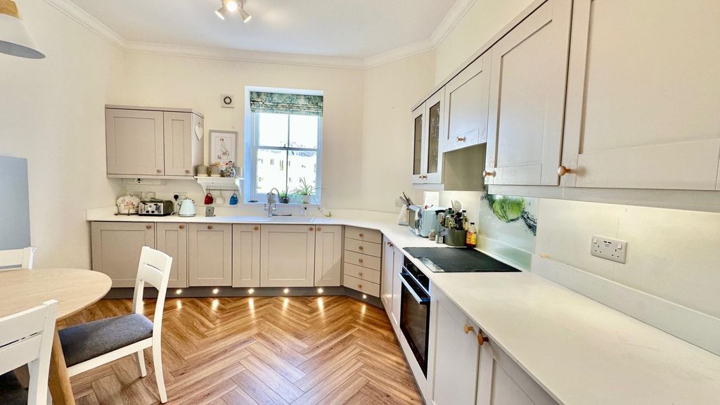 Property photo 1 of 32