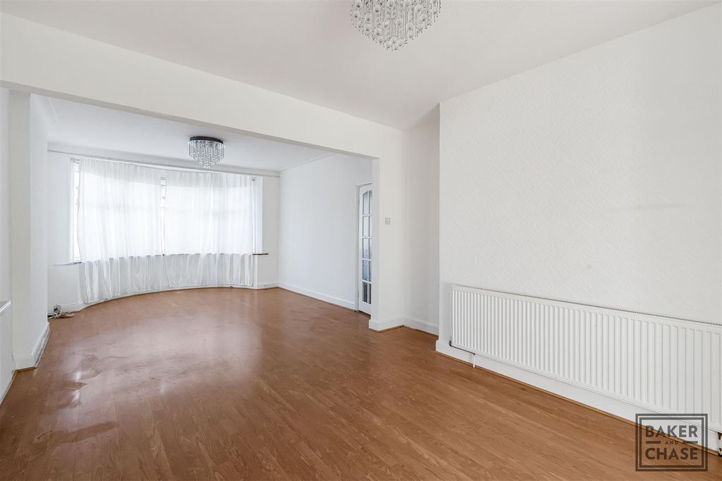 Property photo 2 of 19 Lounge