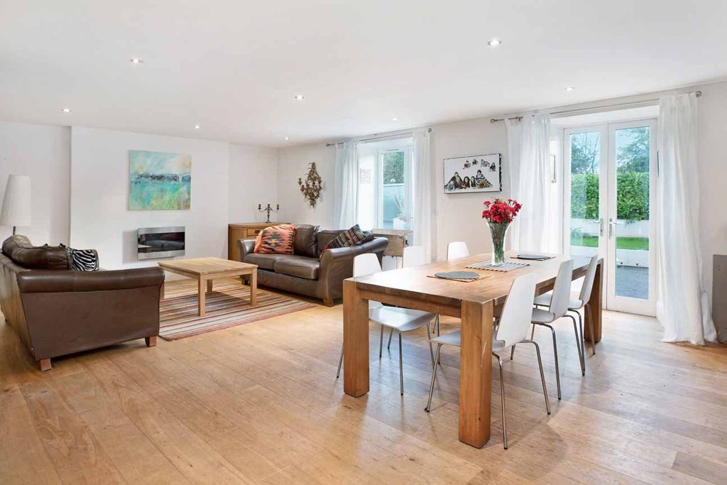 Property photo 3 of 10 Living/Dining Area