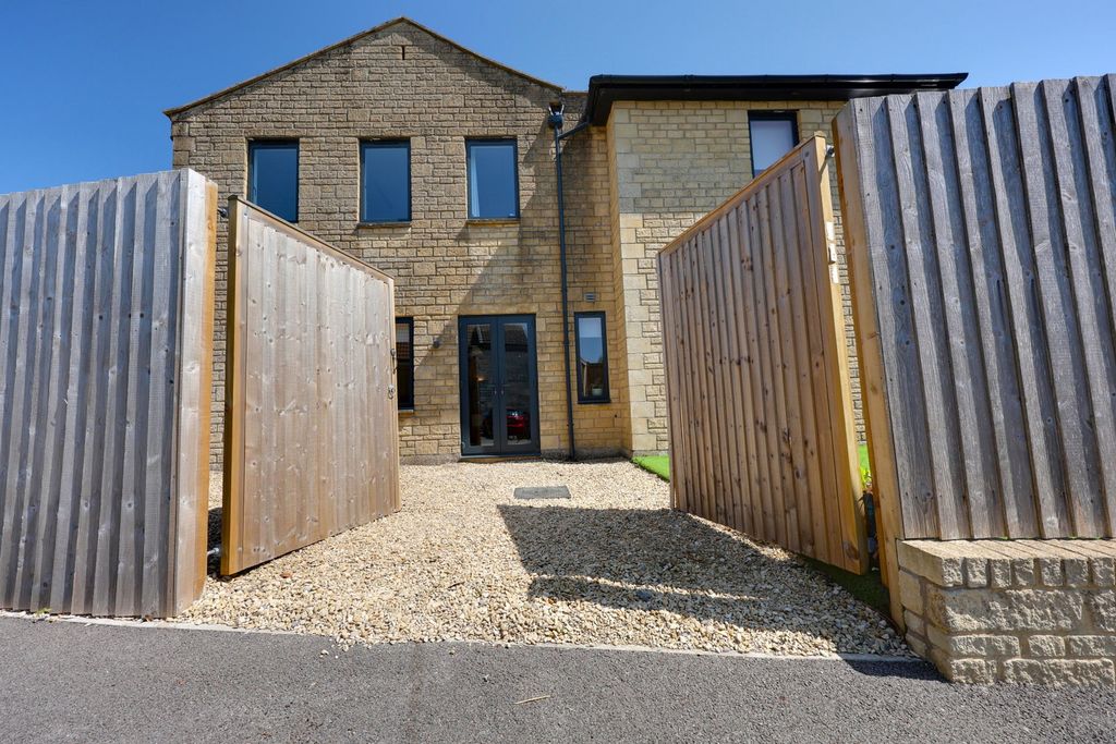 Property photo 1 of 42