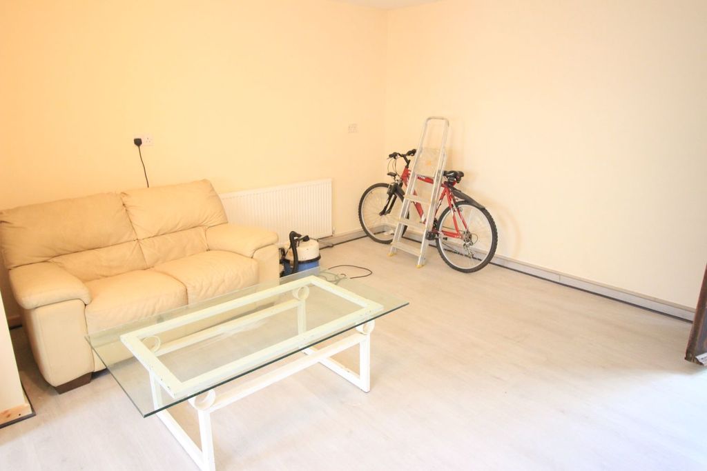Property photo 3 of 4 Lounge Area