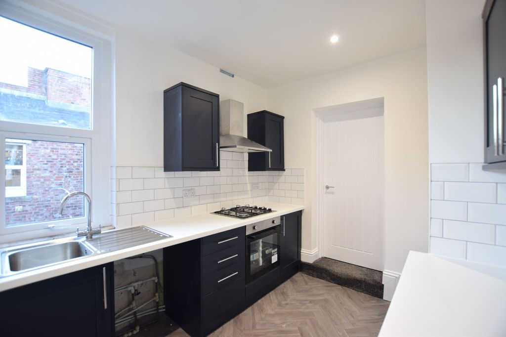 Property photo 2 of 9 Kitchen