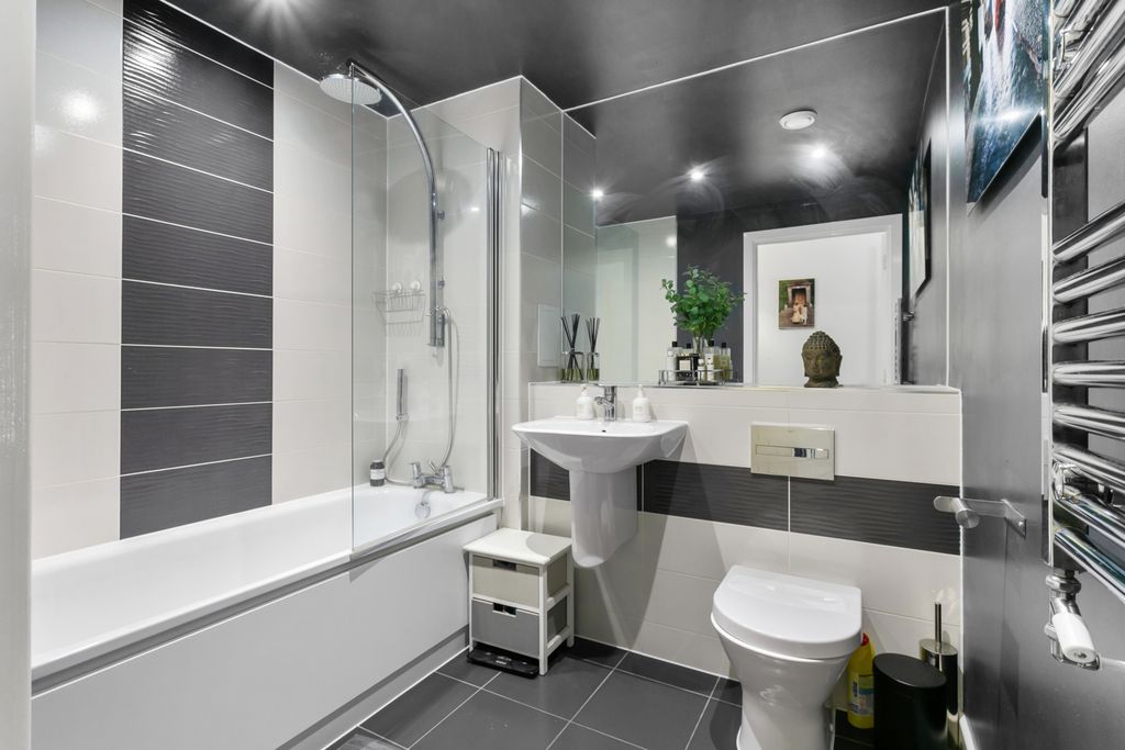 Property photo 3 of 12 Family Bathroom