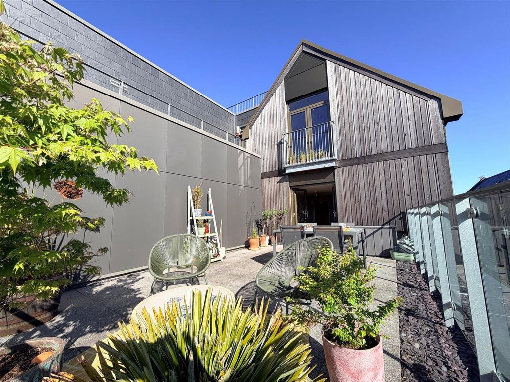 Property photo 3 of 13 Terrace
