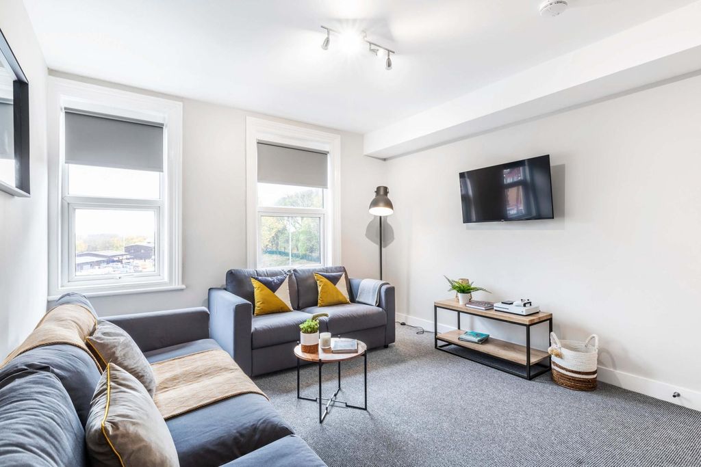 Property photo 2 of 11 Bright, Modern Living Room With Comfortable L-Shap...