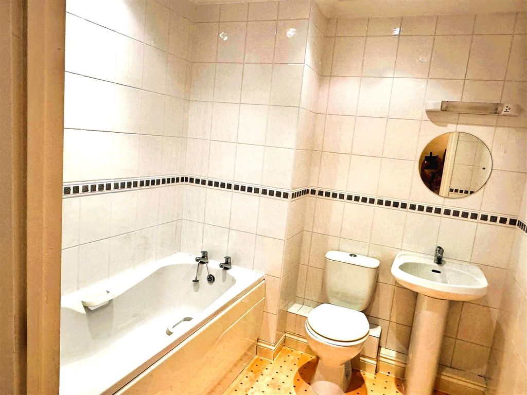 Property photo 3 of 6 Bathroom.Jpg