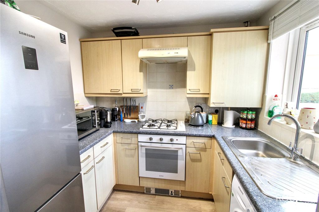 Property photo 3 of 9 Kitchen