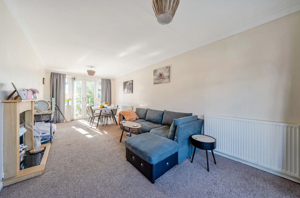 Property photo 2 of 20 Lounge