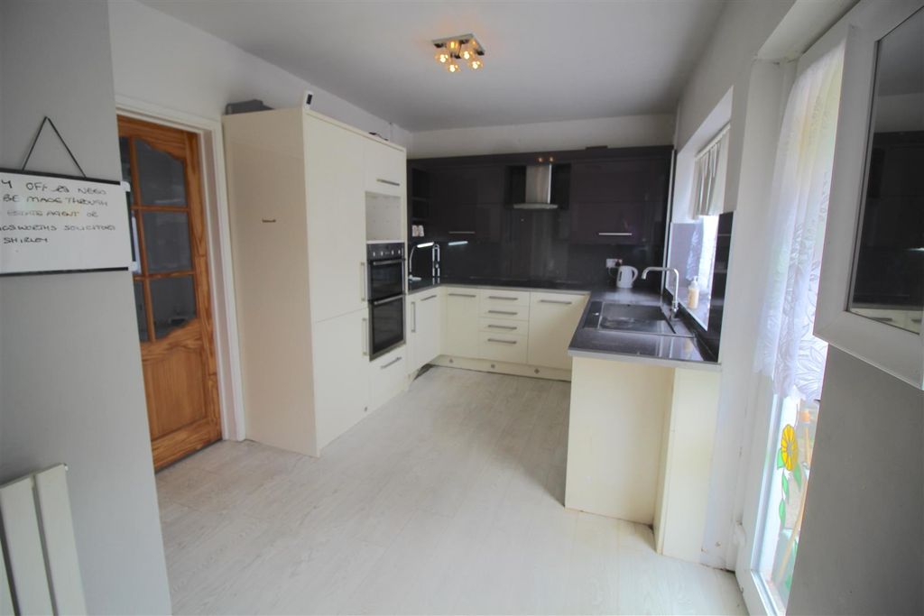 Property photo 2 of 10 Kitchen