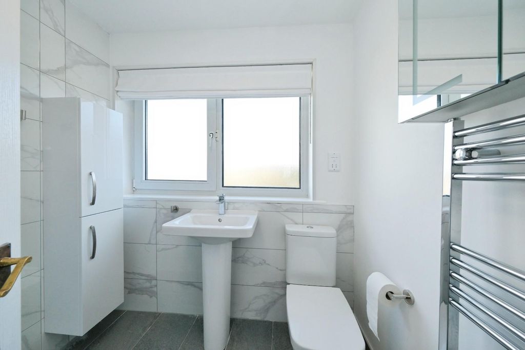 Property photo 3 of 28 Bathroom