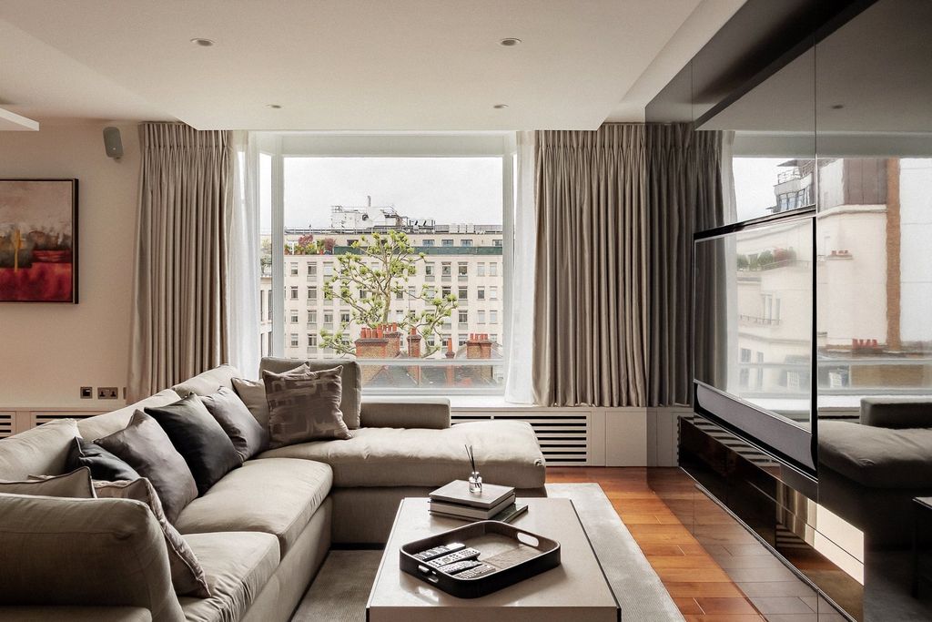 Property photo 1 of 20 Living Room