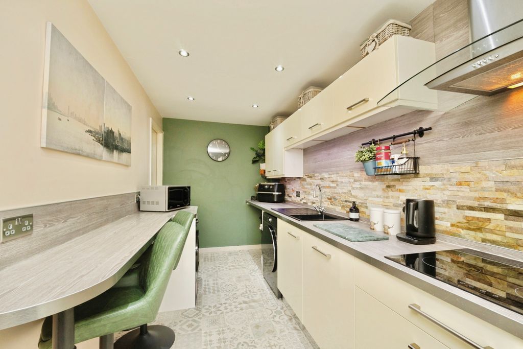 Property photo 3 of 25