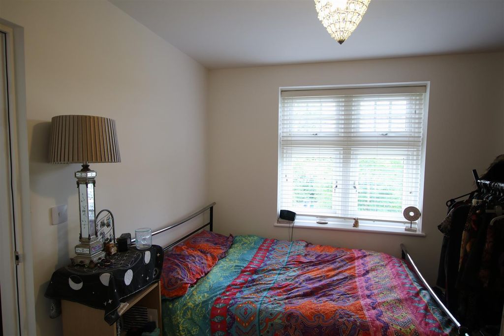 Property photo 3 of 8 Bedroom.Jpg