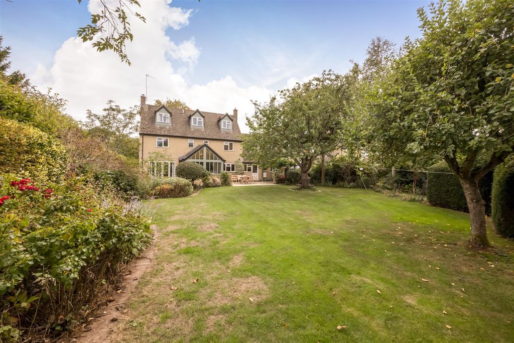 Property photo 2 of 21 Overlooking Delightful Gardens