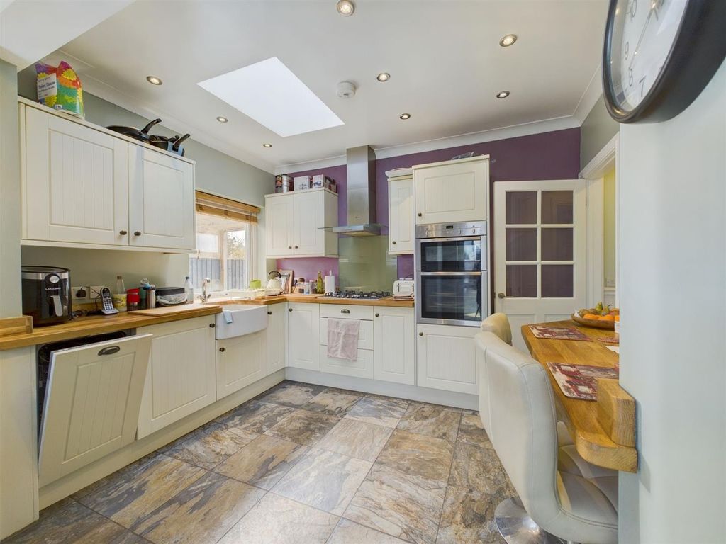 Property photo 3 of 25 Kitchen