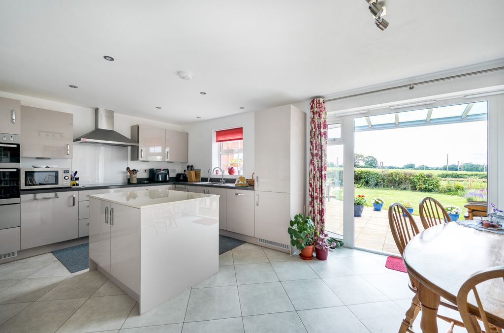 Property photo 2 of 25 1476670-19-6A32Df...