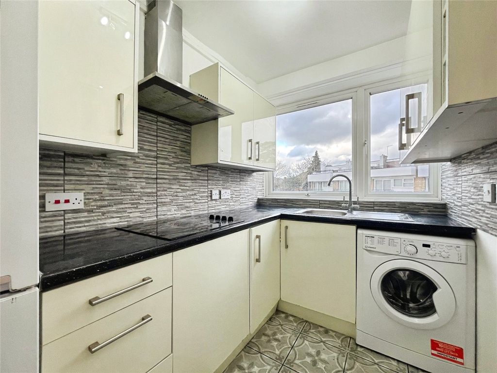 Property photo 3 of 11 Kitchen