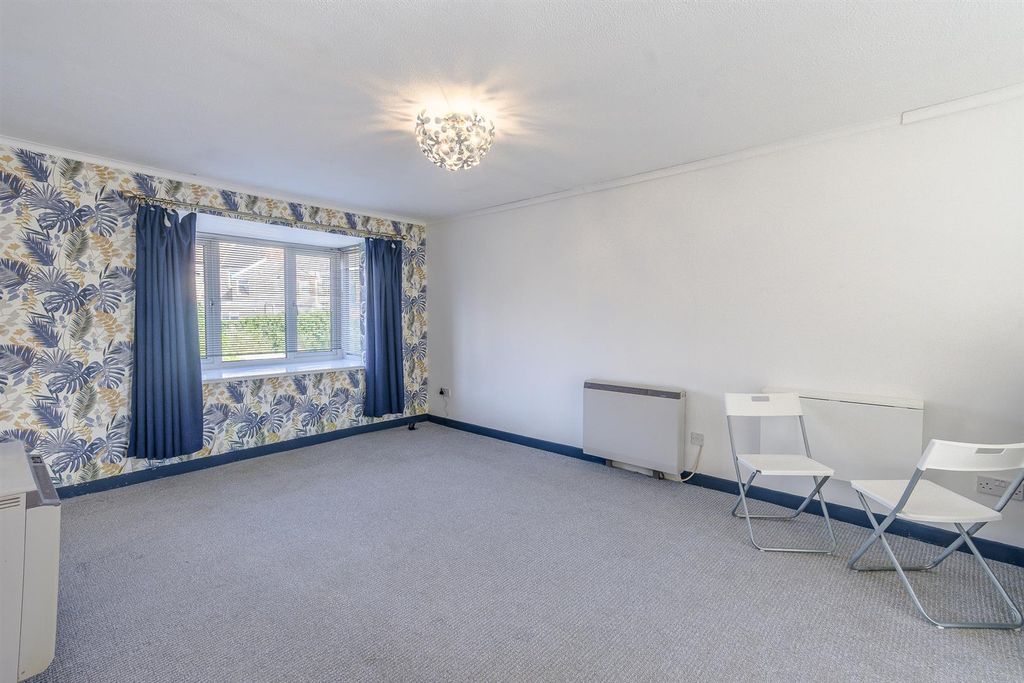 Property photo 2 of 14 Living & Kitchen