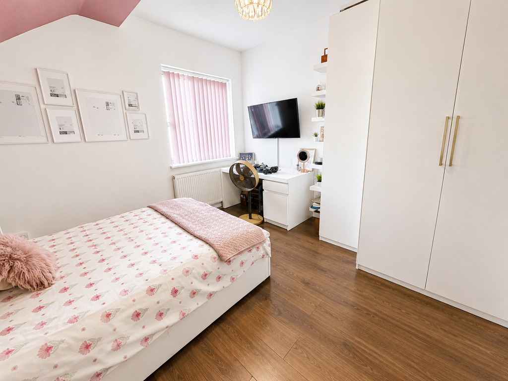 Property photo 3 of 18 Bedroom
