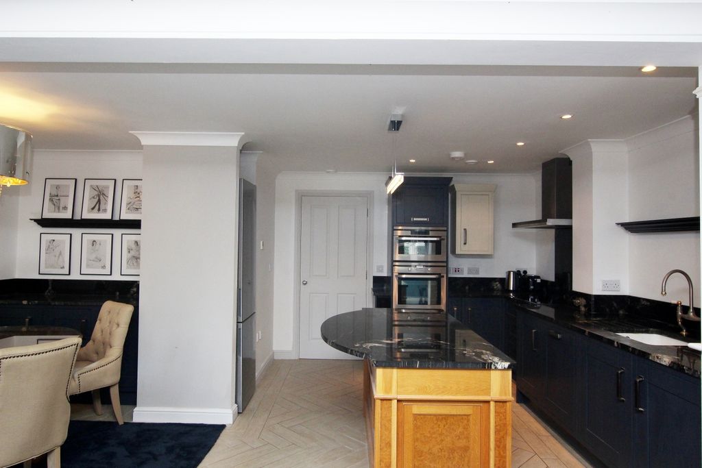 Property photo 3 of 10 Kitchen 3