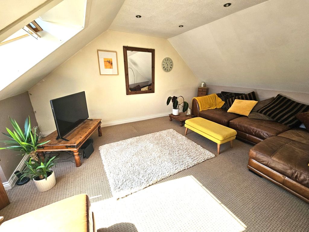 Property photo 1 of 15 Lounge