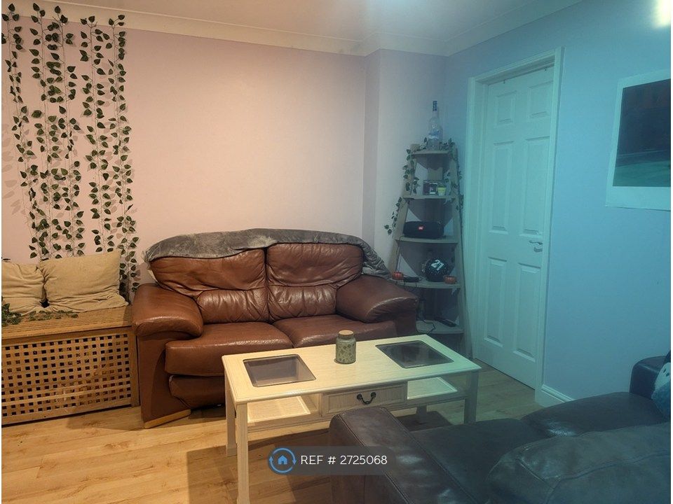 Property photo 3 of 21 Lounge