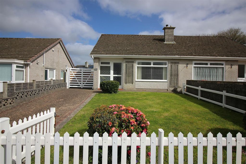 Property photo 3 of 18 Front Garden