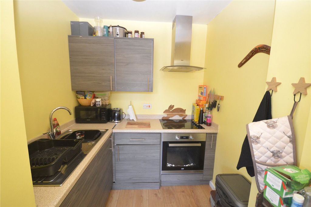 Property photo 3 of 10 Kitchen