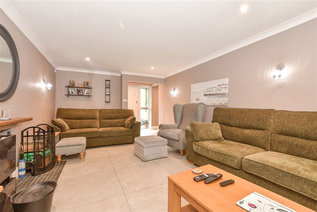 Property photo 3 of 15 Lounge