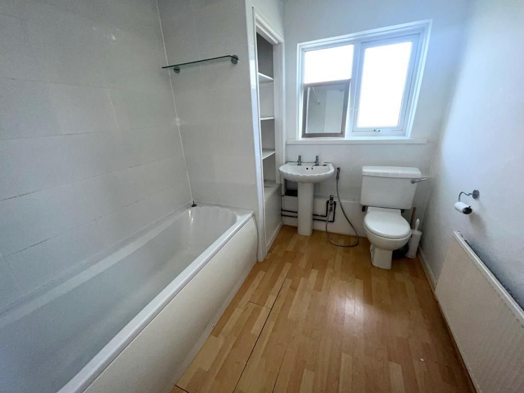 Property photo 3 of 7 Bathroom.Jpeg