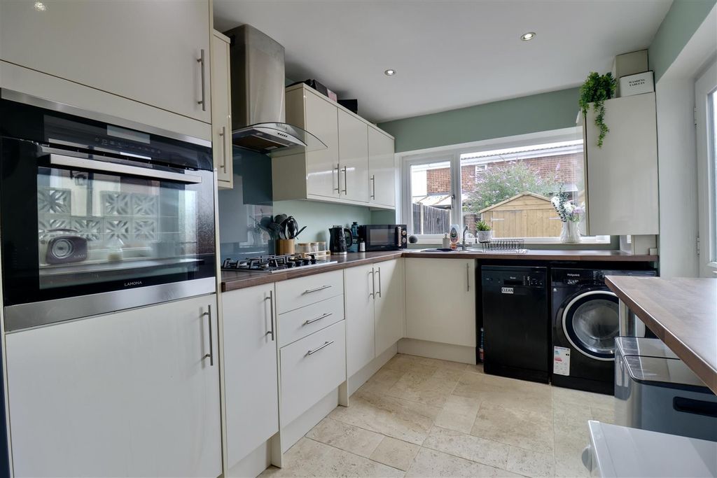 Property photo 3 of 12 Kitchen