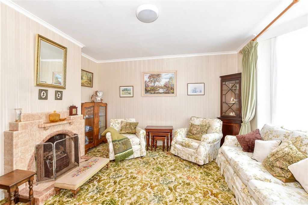 Property photo 3 of 11 Lounge