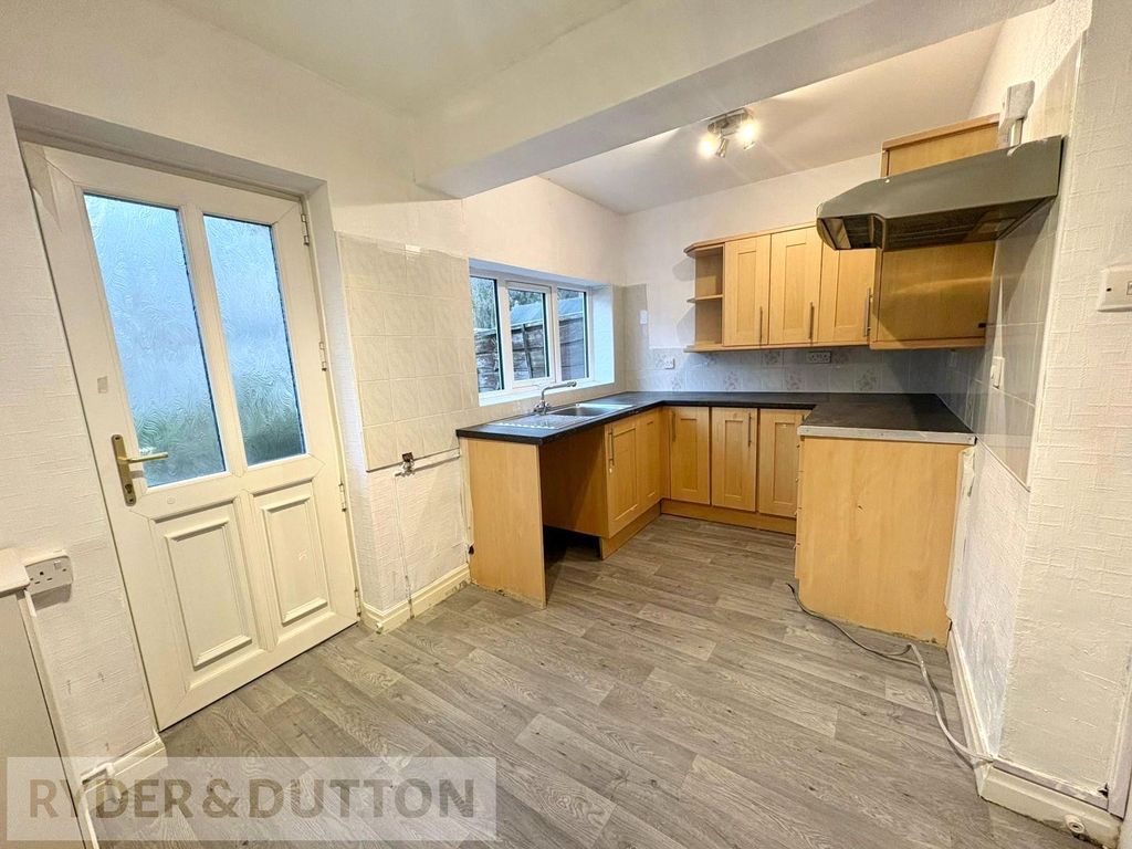 Property photo 3 of 10 Kitchen