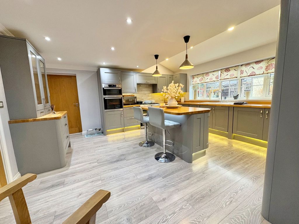 Property photo 3 of 32