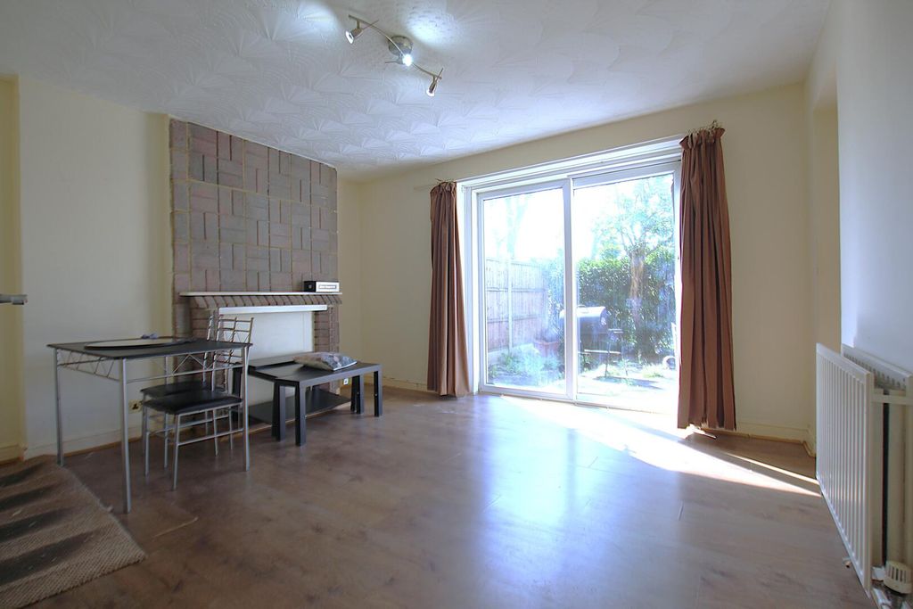 Property photo 1 of 8 Living Room