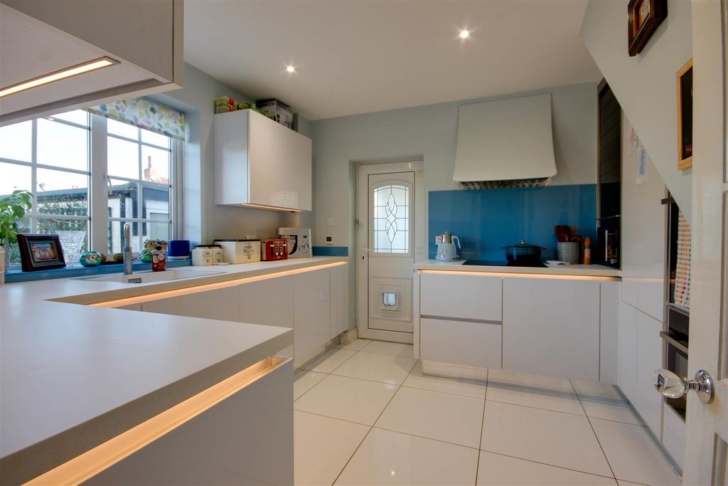Property photo 3 of 20 Kitchen