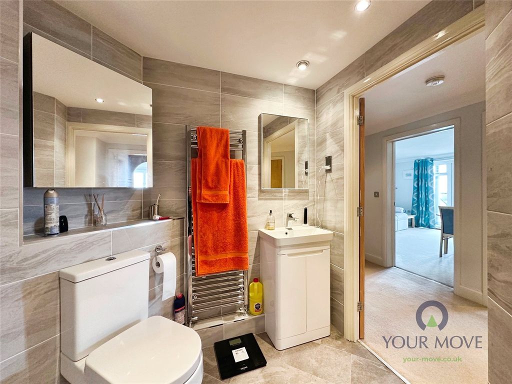 Property photo 2 of 18 Bathroom