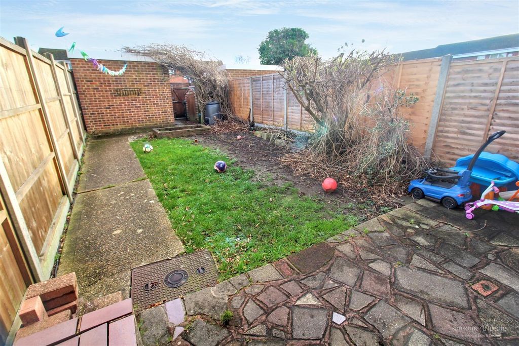 Property photo 3 of 18 Garden