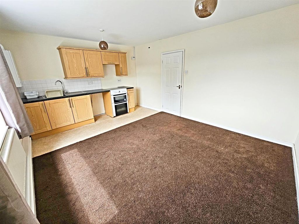 Property photo 2 of 8 Lounge/Kitchen