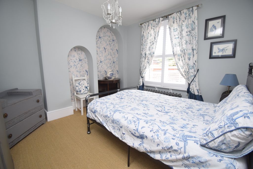 Property photo 2 of 15 Bedroom 2 (4)