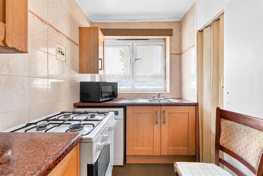 Property photo 3 of 11 Kitchen