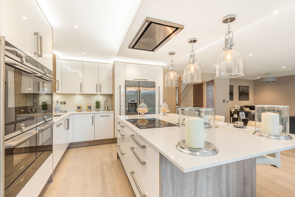 Property photo 2 of 10 Kitchen