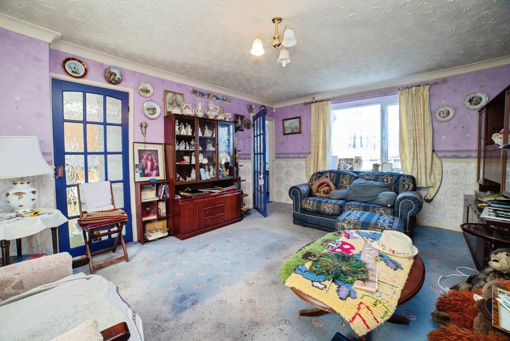 Property photo 2 of 19 Lounge